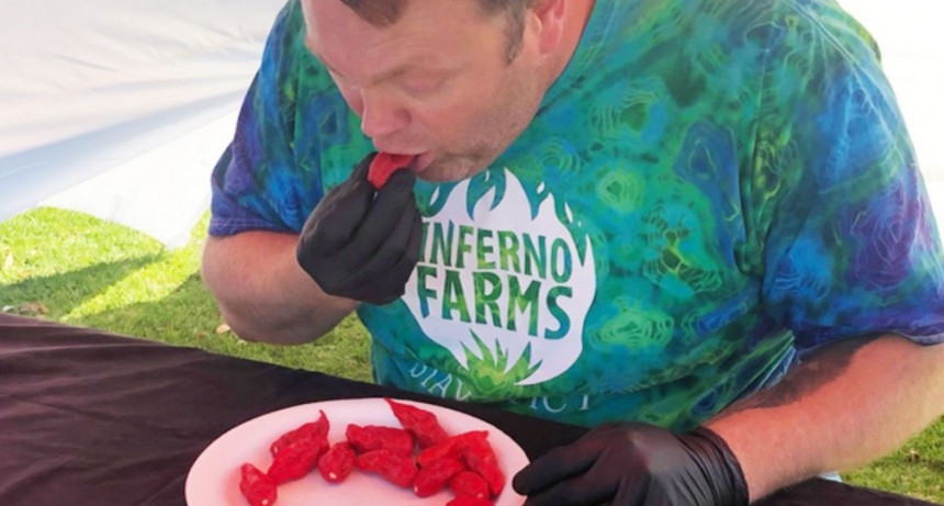 Hombre rompe r&eacute;cord comiendo 160 pimientos picantes
