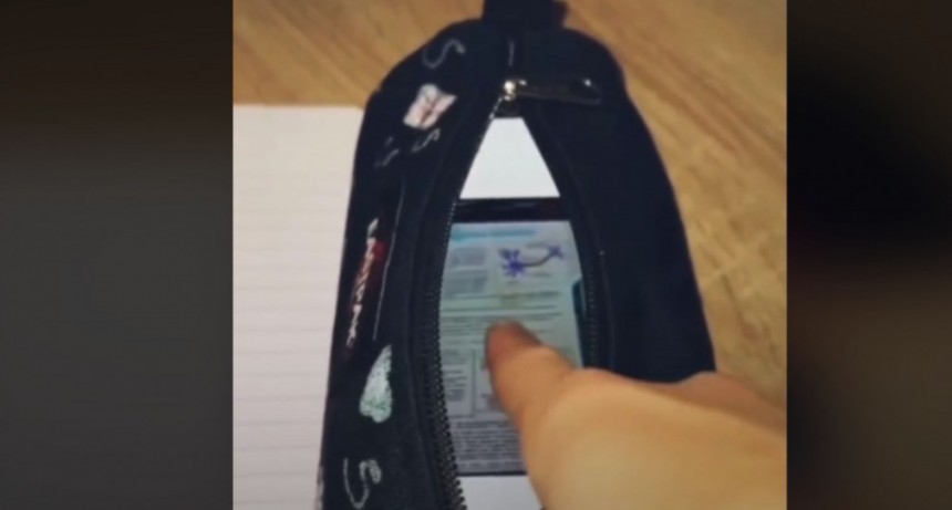 Estudiante usa el celular en su cartuchera para machetearse