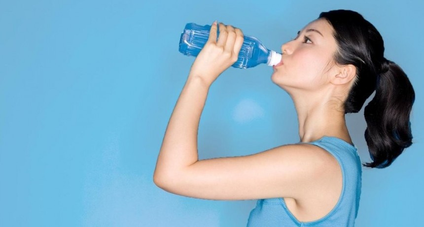 Mujer tom&oacute; 4 litros de agua en menos de 5 minutos