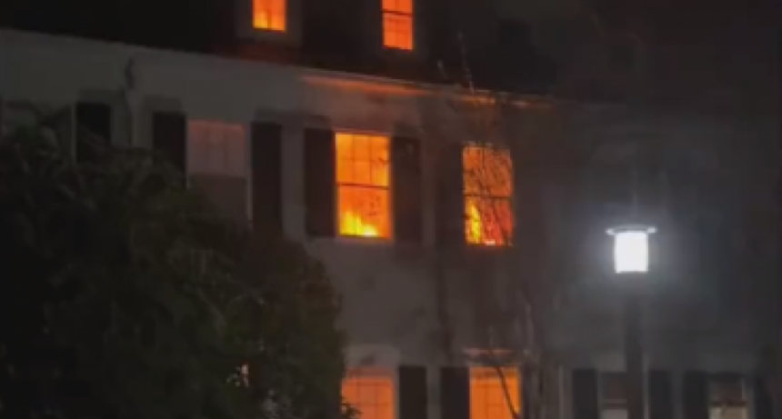 Vecinos alertaron por un incendio en una casa pero en realidad era decoraci&oacute;n por Halloween