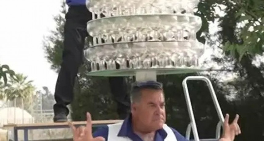 Hombre rompe r&eacute;cord en bailar con m&aacute;s de 300 copas en su cabeza