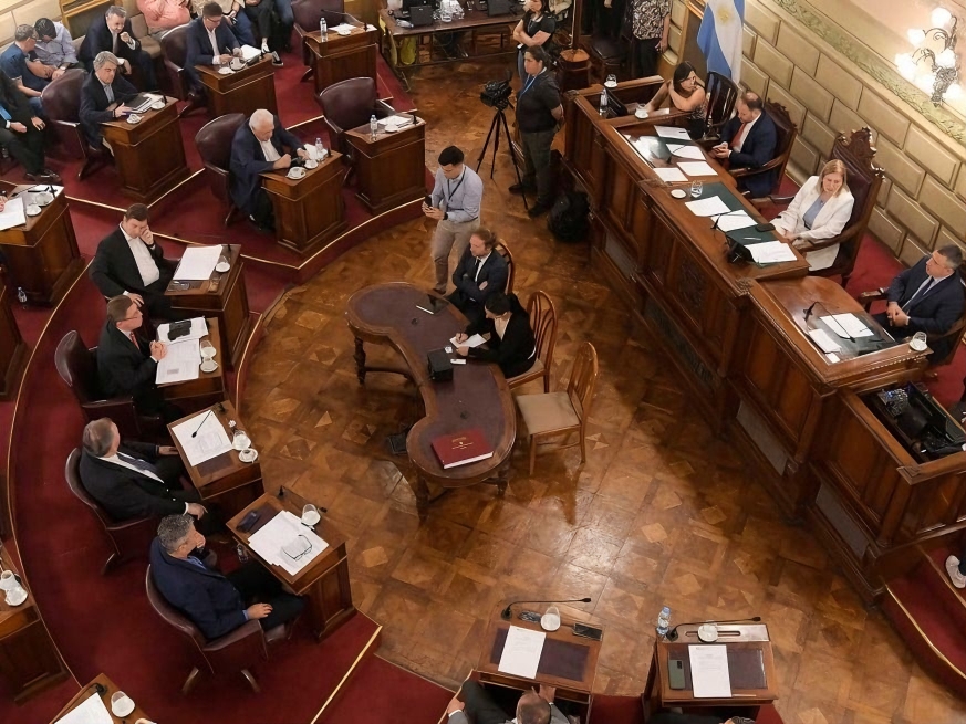Senadores reciben a ministros por un pr&eacute;stamo 