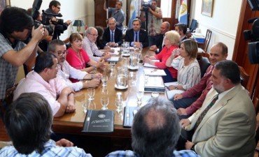 El Gobierno provincial otorgar&aacute; un bono de 2000 a 3000 pesos a los agentes estatales 