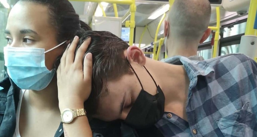 Una joven sostuvo la cabeza de un extra&ntilde;o que se durmi&oacute; en el colectivo