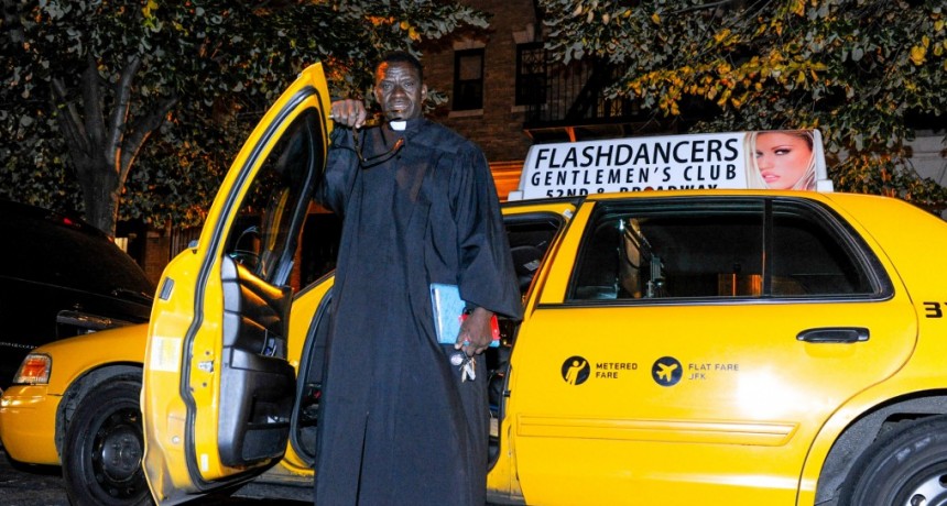 Taxista neoyorquino ofrece a los pasajeros que se confiesen mientras los traslada