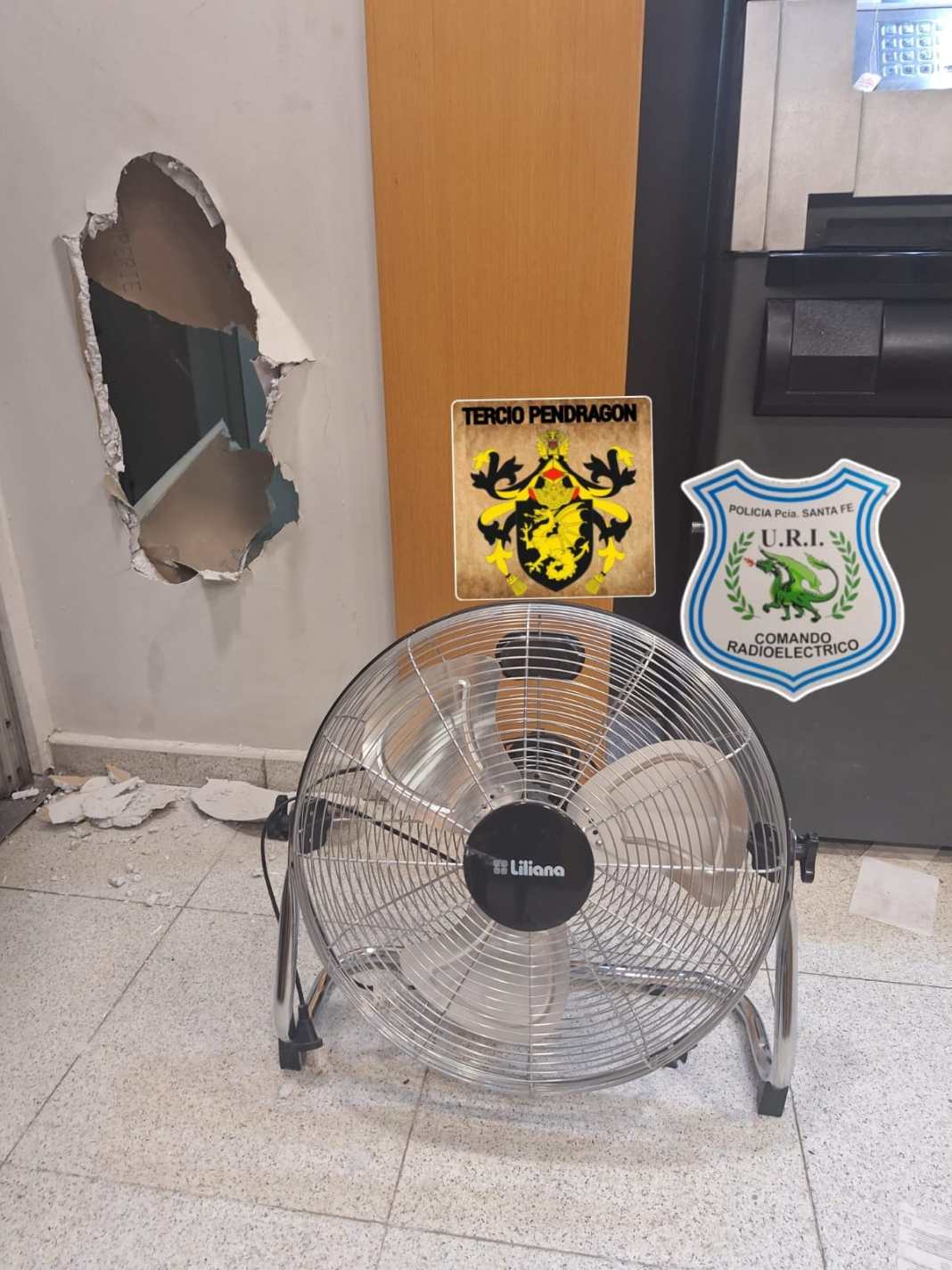 Ladr&oacute;n perfor&oacute; la pared de un banco pero solo se llev&oacute; un ventilador