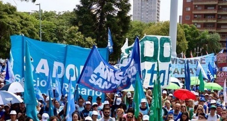 Docentes piden alcanzar un aumento del 97% anual