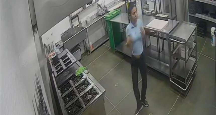  Jefe descubre a empleada bailando en su lugar de trabajo