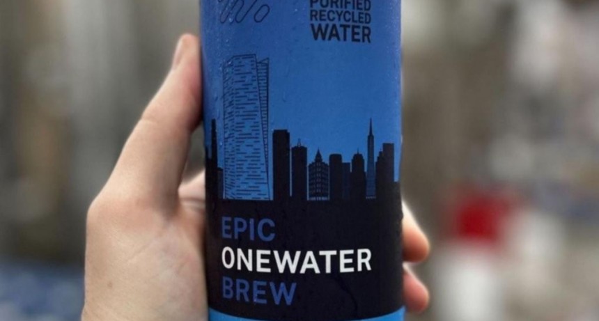 Presentan cerveza a base de agua reciclada