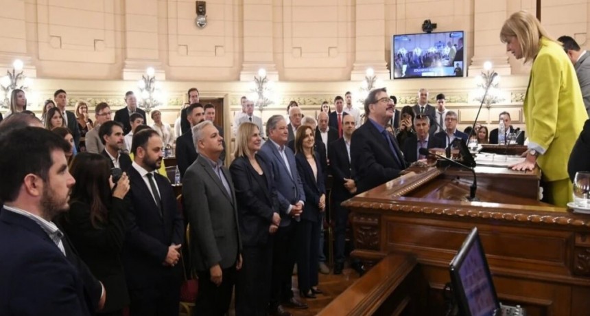 Juran senadores y diputados provinciales