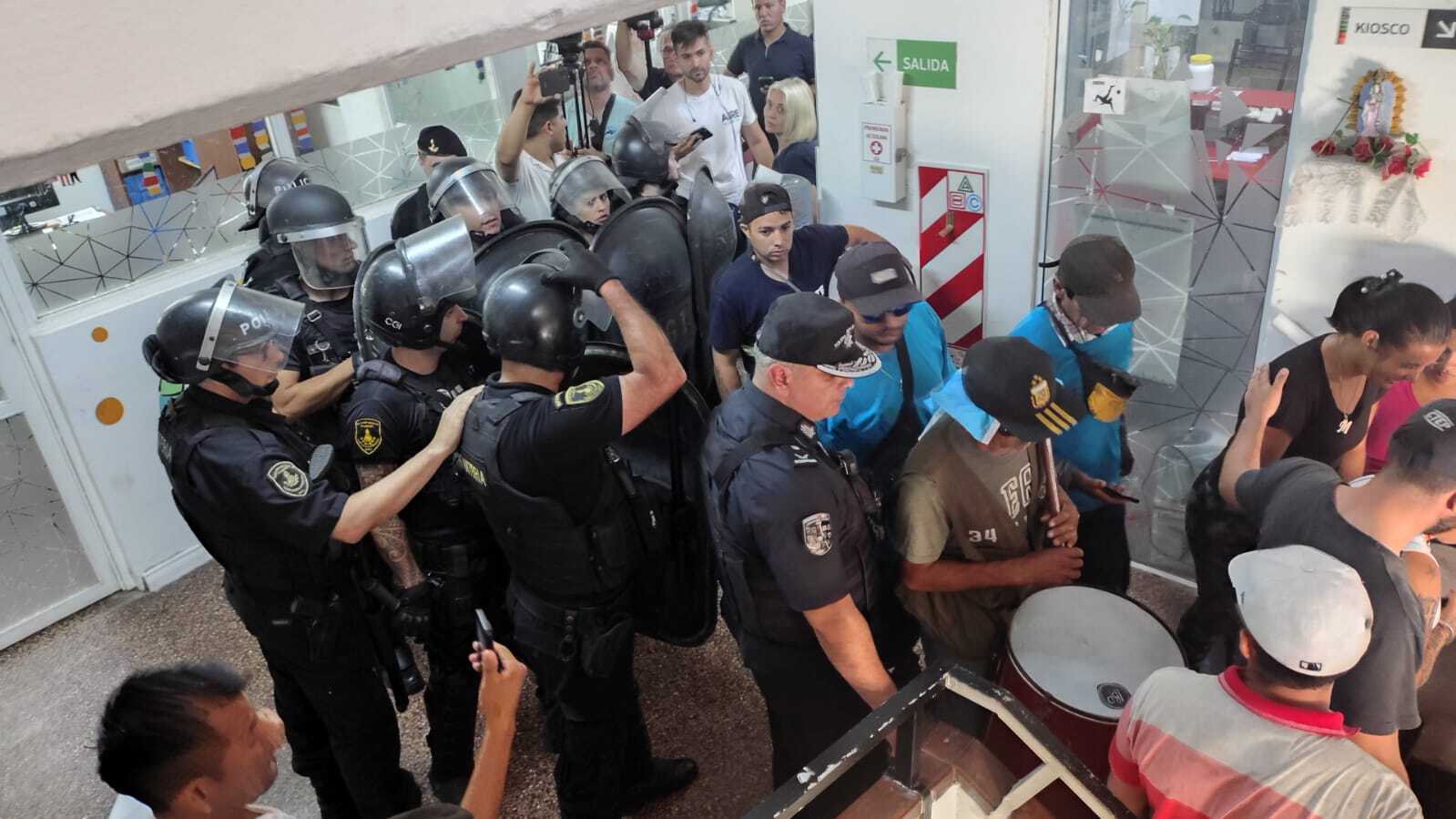 Suspenden los programas para una organizaci&oacute;n social tras su irrupci&oacute;n violenta en la sede del Ministerio de Igualdad